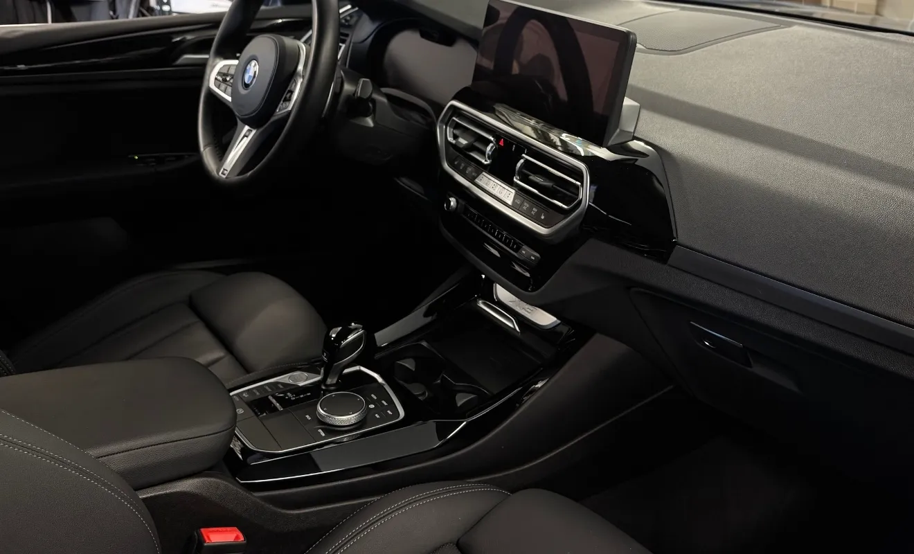 Vyčištěný interiér BMW X3 po detailingu v Lesklee